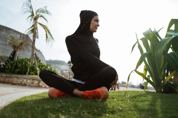 Deporte musulmán mujer ejercicio al aire libre —  Fotos de Stock