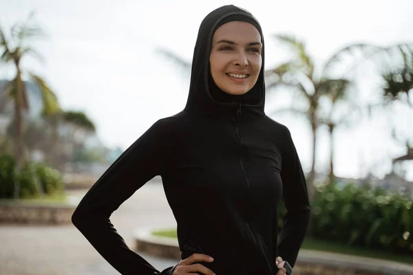Sport muslim kvinna leende — Stockfoto