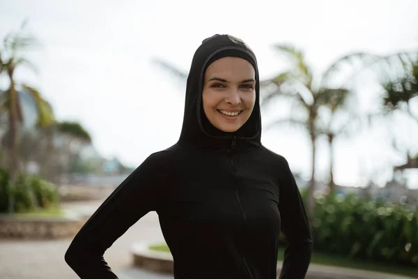 Sport moslim vrouw glimlachen — Stockfoto