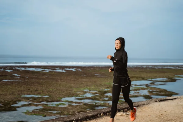 Deporte mujer con cabeza bufanda funcionamiento —  Fotos de Stock