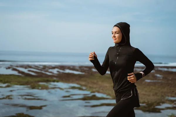 イスラム教徒のスポーツランナーの女性屋外 — ストック写真