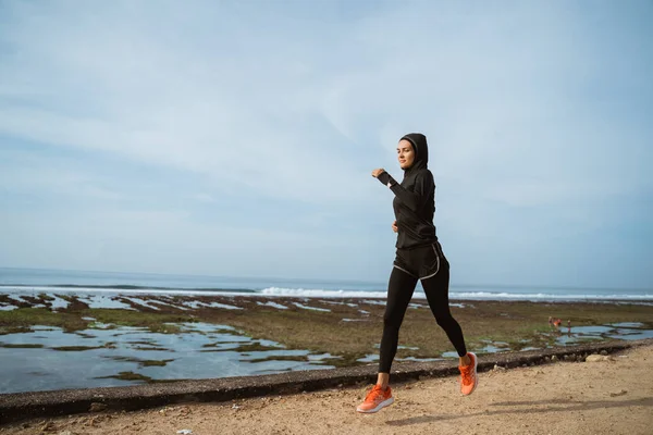 Musulmán deporte corredor mujer al aire libre —  Fotos de Stock