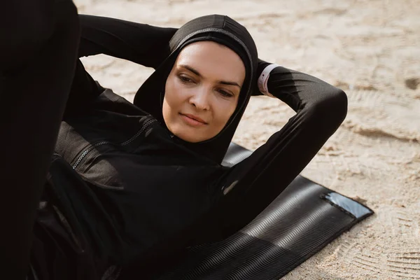 Sport muslim kvinna med hijab sitta upp — Stockfoto