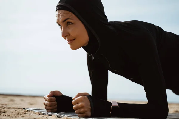 Apto Jovem Mulher Exercício — Fotografia de Stock