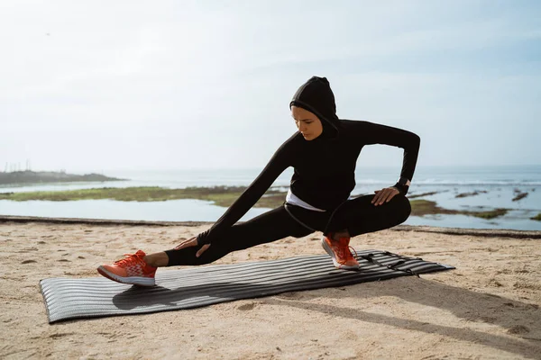 Mujer con muslim deporte desgaste estiramiento —  Fotos de Stock