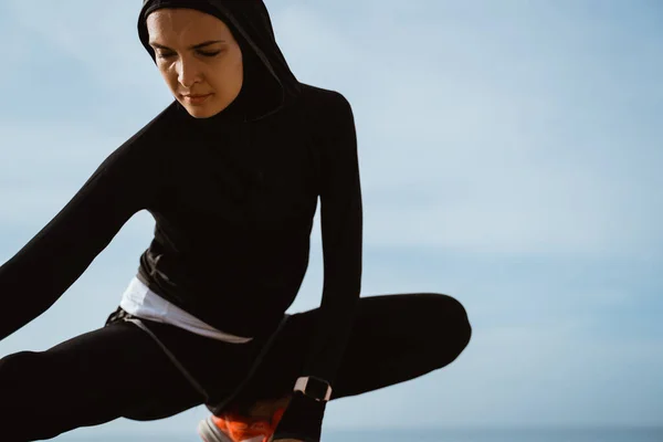 Sport muslimische Frau Bewegung im Freien — Stockfoto