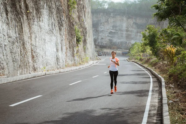 Mujer del deporte corriendo en sideroad —  Fotos de Stock