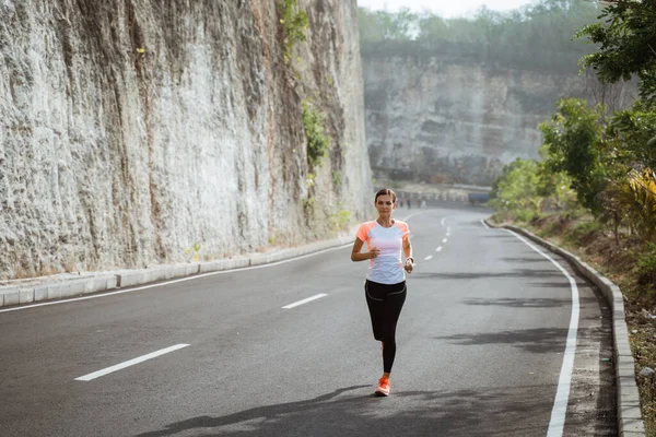 Mujer del deporte corriendo en sideroad —  Fotos de Stock