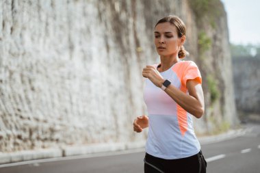 Spor kadını yan koltukta koşuyor.