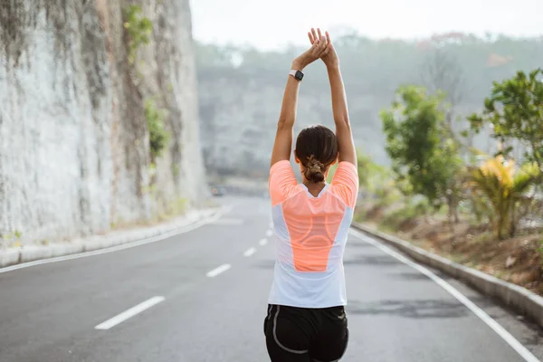 Attraente corridore prendendo pausa dopo jogging all'aperto — Foto Stock