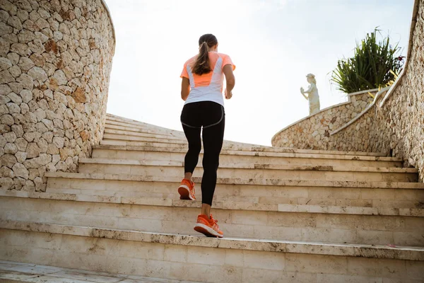 Corredor atleta corriendo en escaleras —  Fotos de Stock