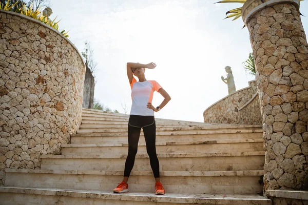 Attraente corridore prendendo pausa dopo jogging all'aperto — Foto Stock