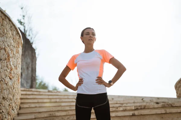 Atrakcyjny biegacz robi przerwę po joggingu na świeżym powietrzu — Zdjęcie stockowe