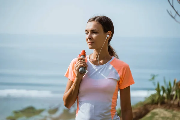 Sport girl resting after intensive workout at the beach — Stock Photo, Image