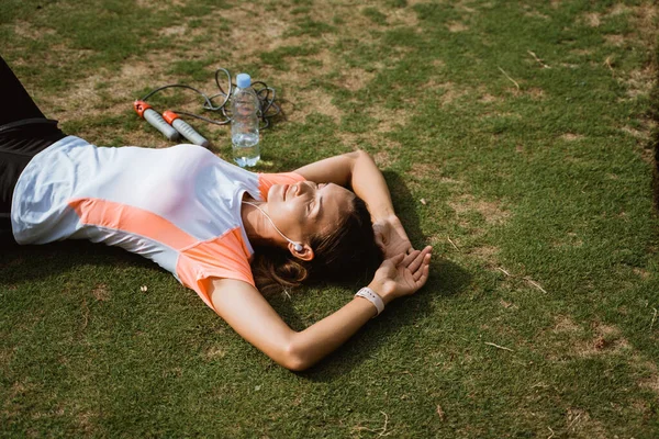 Corredor atraente tendo pausa depois de correr ao ar livre — Fotografia de Stock