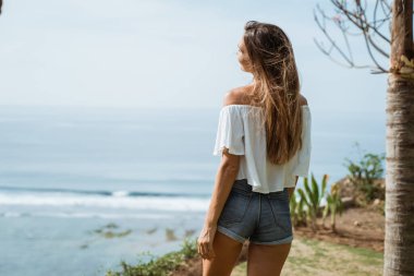 Sahilde genç ve güzel bir kadının yaz portresi.