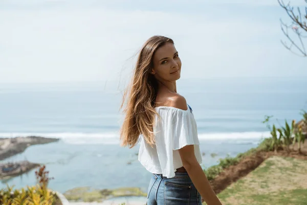 Belle femme sur la plage — Photo