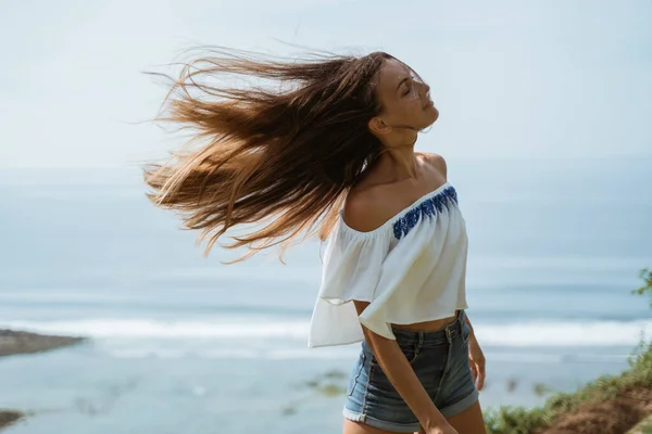 Retrato de verano de una joven mujer bonita en la playa — Foto de Stock