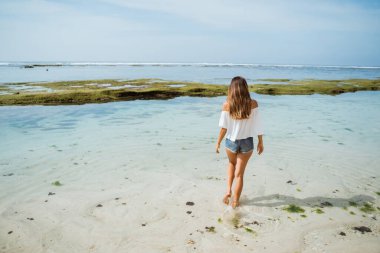 Sahilde genç ve güzel bir kadının yaz portresi.