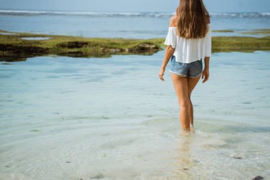 Sahilde güzel bir kadın