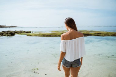 Sahilde güzel bir kadın