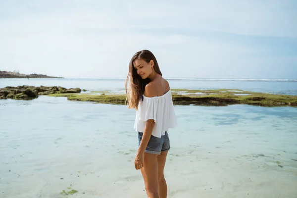 Retrato de verão de jovem mulher bonita na praia — Fotografia de Stock
