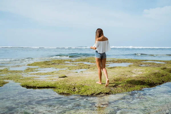 海滩上年轻漂亮女子的夏季肖像 — 图库照片