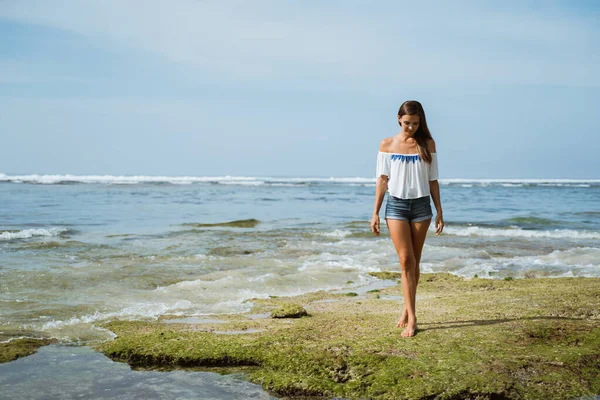 Piękna kobieta na plaży — Zdjęcie stockowe