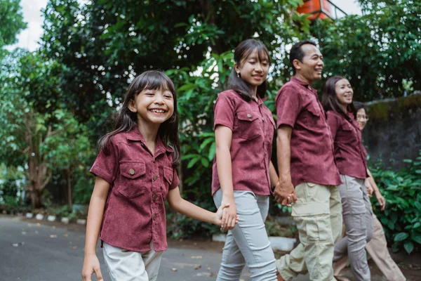 Felice famiglia asiatica unire le mani per godere di passeggiate insieme — Foto Stock