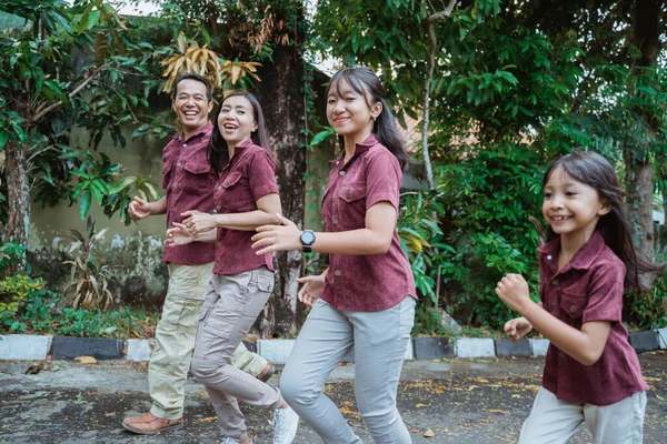 Famille courir dehors souriant et profiter du week-end — Photo