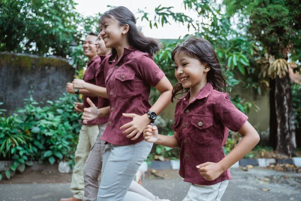 Keluarga Asia berjalan di luar ruangan tersenyum dan bersenang-senang — Stok Foto