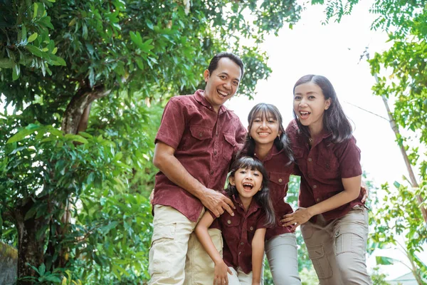 Joyeux de la famille asiatique et de leurs deux filles — Photo