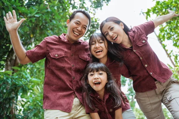 年轻的家庭和他们的两个女儿欢天喜地 — 图库照片