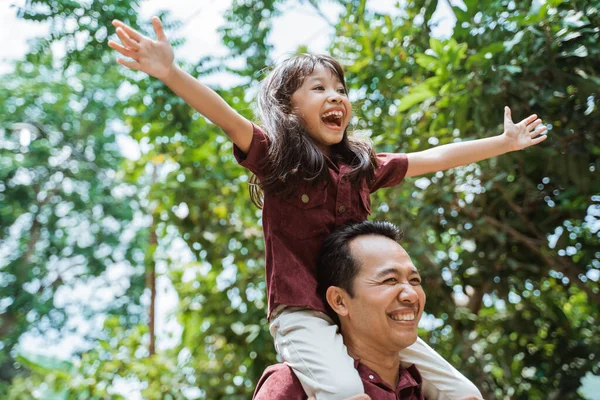 Asiatico padre portando su collo sorridente figlia — Foto Stock