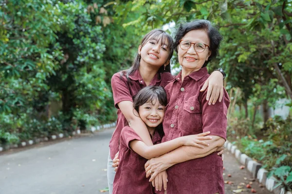 Insieme della nonna con due nipoti che si divertono — Foto Stock