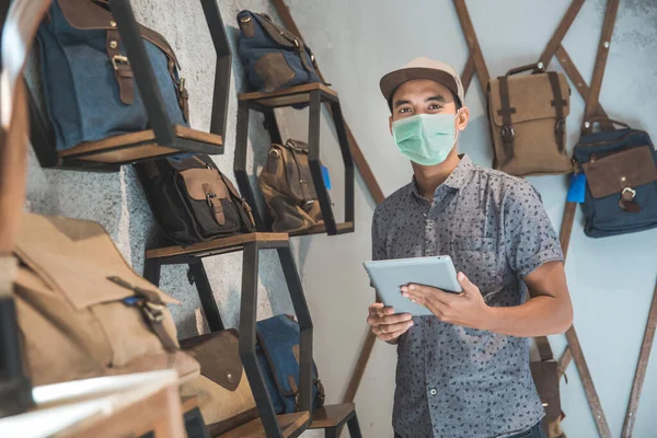 Asiático masculino empresário proprietário em um saco loja com tablet — Fotografia de Stock