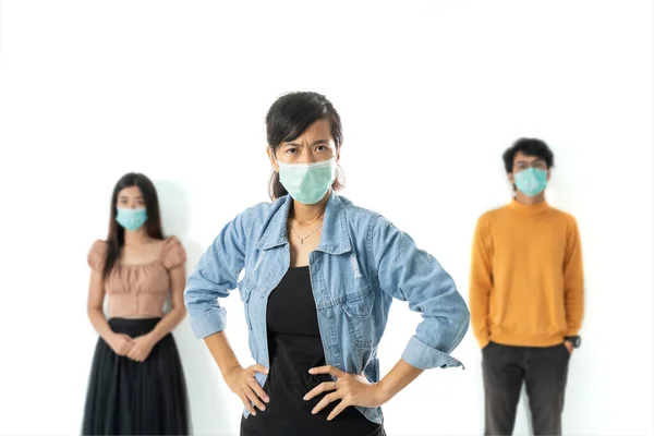 Distancia social. mujer enferma usando máscaras faciales —  Fotos de Stock