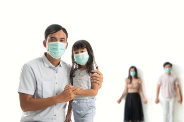 Baba ve kızı korunmak için maske takıyor.