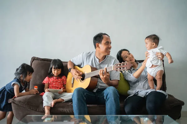 Azjatycka rodzina zostaje w domu — Zdjęcie stockowe