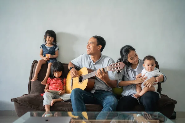 Pai tocou guitarra para preencher as atividades enquanto estava em casa — Fotografia de Stock