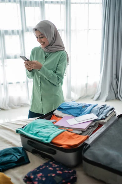 Hijab mulher verificando horários de partida via aplicativo smartphone — Fotografia de Stock