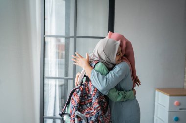 Müslüman genç kadın annesiyle tanışma konusunda hevesli.