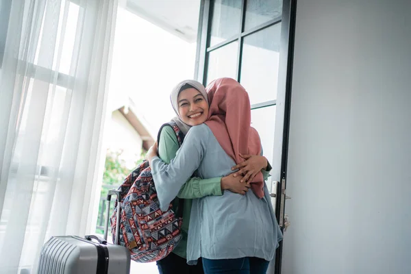 Asiatische Hijab junge Frauen sind glücklich, ihre Mutter zu treffen — Stockfoto