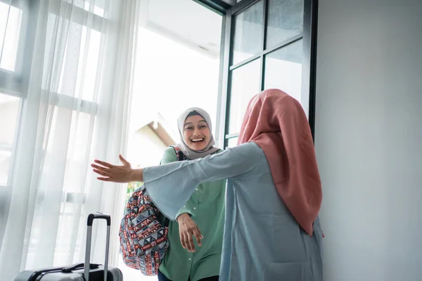 Muslimische Hidschab-Frau trifft glücklich ihre Schwester — Stockfoto