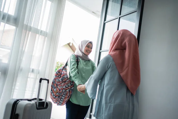 Муслим хиджаб женщина счастливая встречает свою сестру — стоковое фото