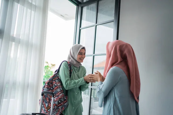 Veiled women greeting salam when meeting her friend — Stock Photo, Image