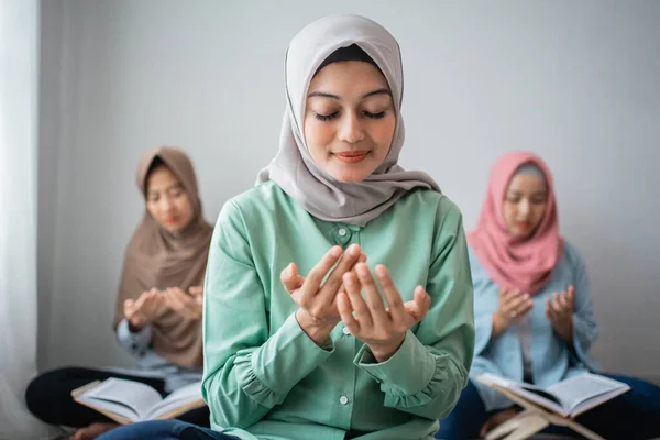 Drei asiatische Frauen sitzen und beten, um Gott zu danken — Stockfoto