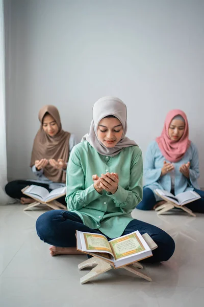 Üç peçeli kadın yerde oturup dua ediyor. — Stok fotoğraf
