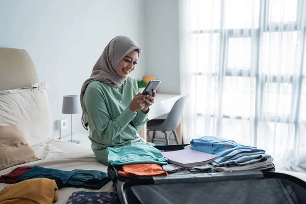 Hidzsáb nő ellenőrzése indulási menetrendek okostelefon app — Stock Fotó