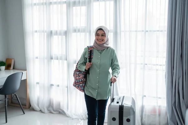 Belleza joven viajero hijab caminar y llevar su bolso y la celebración de la maleta — Foto de Stock